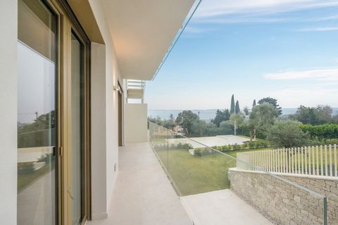Elegancki apartament na sprzedaż w Garda, oddany do użytku w 2023 roku, oferuje wyrafinowany i nowoczesny styl życia. Mieszczące się na pierwszym piętrze budynku z windą, wnętrze o powierzchni 65 metrów kwadratowych składa się z przytulnego salonu z ...