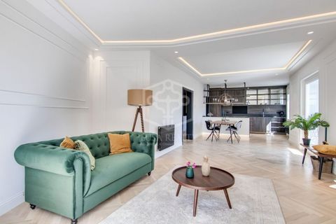 Renovated apartment for sale in Barcelona, bright and with direct views to Sagrada Familia. The unique location in the city center, proximity to key attractions and elegant overhaul guarantee the investment attractiveness of this property. The apartm...