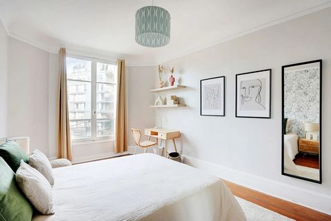 This 15 m² room. Bright and classic, with light-coloured walls and white furniture, it is rented fully furnished. It has a double bed, a desk and a functional storage area. Welcome to the 15th arrondissement of Paris! Beautiful 65 m² flat. On the 4th...