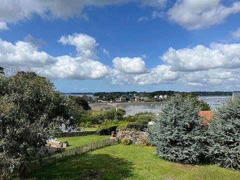 Located in the heart of the Petite Mer, Île-aux-Moines is a real pearl, only 5 minutes by boat from the mainland, 30 minutes from Vannes and 2 hours 30 minutes from Paris by TGV. A real treasure in the middle of the waters, where a change of scenery ...