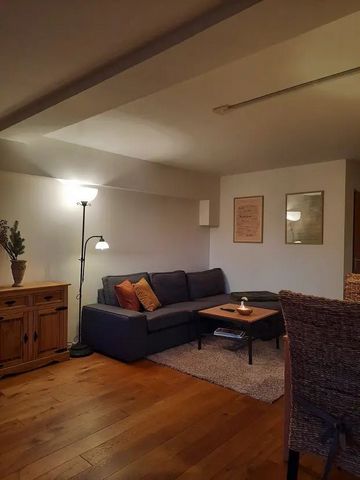 The apartment on offer is the second residential unit of a well-kept two-family house. The comfortably furnished basement apartment has a separate entrance door. The house is located in a residential street directly adjacent to the Wagenbruch nature ...