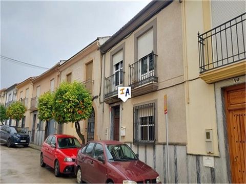 Dit ruime herenhuis van 212 m2 met 4 slaapkamers en 2 badkamers, een garage en een grote tuin is gelegen in de populaire stad Rute in de provincie Cordoba in Andalusië, Spanje. Gelegen aan een brede straat met parkeergelegenheid op straat, komt u de ...