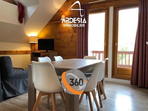 360o virtual tour on request**** 3-room apartment consisting of an entrance hall, toilet, living room with kitchenette, cupboard, balcony. Upstairs: hallway, two bedrooms, bathroom. Ski locker, located in the centre of the resort, close to all amenit...