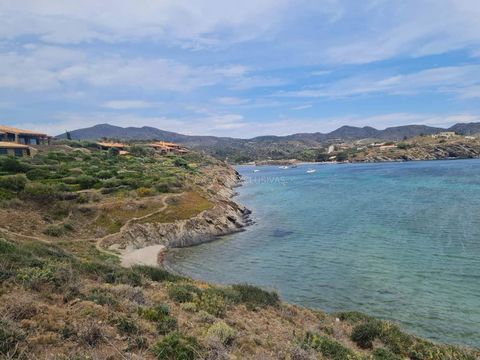 Cadaqués, le célèbre village de pêcheurs du peintre Salvador Dalí, est situé à l'extrémité orientale de la péninsule ibérique. Sa situation géographique, protégée par deux massifs montagneux, a maintenu ce village à l'écart jusqu'à la fin du XIXe siè...