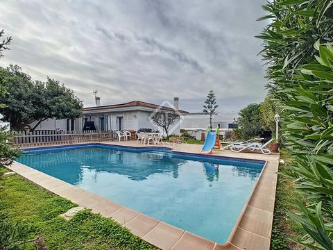 Lucas Fox presents this wonderful 289 m² villa built on a 1,000 m² plot in the prestigious development of Sa Caleta just a few minutes from the centre of Ciutadella de Menorca. The property is distributed on the ground floor and lower ground floor. A...