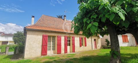 RARE PROPERTY CLOSE TO AMENITIES WITH GREAT POTENTIAL. Come and discover this 55 m2 farmhouse built under Napoleon 500m from all amenities (shops, schools, college) in the town of La Force. This house is composed of a dining room, a kitchen, two bedr...