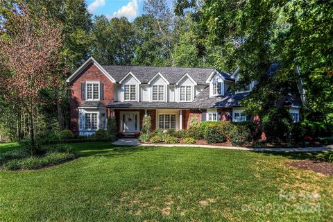 Located in desirable Dogwood Hills, this home welcomes you with its timeless charm and appeal. Inviting brick exterior and ample yard. Brand new, updated kitchen featuring elegant granite countertops, perfect for culinary enthusiasts. The fully redon...