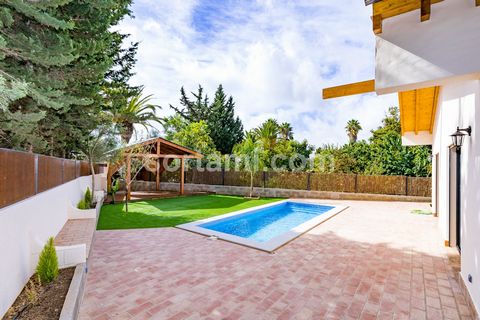 Wonderful country house located in the area of Alcantarilha, situated in a residential- and quiet area. This single storey house, with the construction completed in October 2022, comprises a bright open space living room and kitchen with an island an...