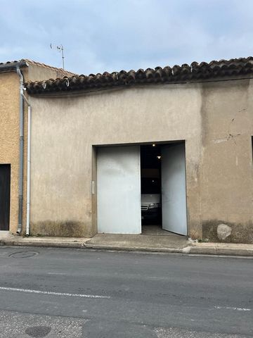 In the town of Homps come and discover this shed of about 65 m2 with the possibility of making a floor, the roof is to be resumed. Call us for more information. Terre du sud awaits you for a visit.