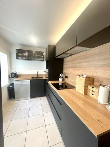 Votre Agence Immobilière BABIMMO vous propose à la vente cette jolie maison de ville entièrement rénovée offrant de beaux espaces de vie, située dans un quartier prisé de Castres. Proche de toutes commodités: commerces, écoles sont accessibles à pied...