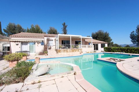 LA CADIERE D'AZUR - In a sought-after area, quiet without being isolated, traditional villa of 200m2 hab. on 5.500m2 of flat land, closed and with trees. It consists of a living room with open kitchen opening onto a large terrace and swimming pool, l...