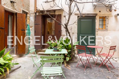 L'appartement est situé dans le charmant quartier de Dorsoduro à Venise, et se distingue par son entrée indépendante, offrant une intimité et une atmosphère chaleureuse dès votre arrivée. Une fois à l'intérieur, vous êtes accueilli par un charmant sa...