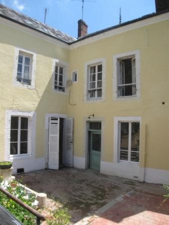 In the heart of a Percheron village, splendid spacious and bright bourgeois house containing an entrance with staircase, a living room of 35 m2 with fireplace open to its dining room of 32 m2, kitchen, toilet. Upstairs on two levels five bedrooms, sh...