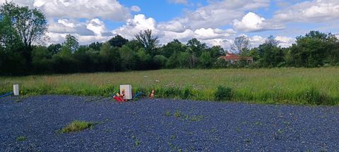 Je vous propose en exclusivité ce terrain parfaitement plat de 1 698 m² à 10 mn du péage N° 28 de Lezoux. Cette parcelle située dans un hameau calme, viabilisée (électricité, eau, fibre), est libre de tout constructeurs. Terrain borné. Vous souhaitez...