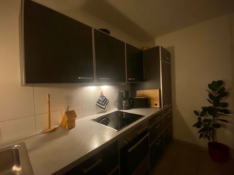 Diese voll möblierte 67 m² Wohnung in Hannover bietet modernen Komfort und ist sofort bezugsfertig; Penthouse Charakter dank großer Fenster und Terrasse/Balkon auf zwei Seiten. Mit stilvollen Möbeln ausgestattet, umfasst sie einen großzügigen Wohnber...