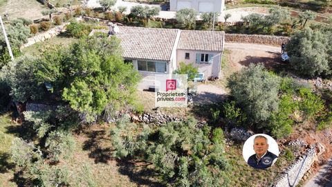 DRAGUIGNAN - Maison de plain pied - 3 pièces de 95 m² sur un terrain de 1000 m² exposée Sud bénéficiant d'une belle vue dégagée. Elle se compose d'un hall d'entrée, d'un salon séjour avec cuisine attenante, de deux chambres, salle d'eau et wc indépen...