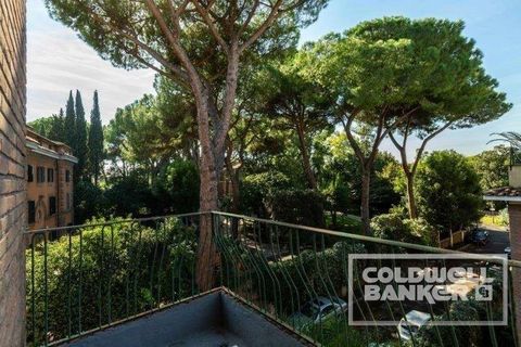 Nomentana A pochi passi da Villa Torlonia e dal quartiere Trieste, in una delle vie più prestigiose della zona, proponiamo in vendita un raffinato appartamento di ampia metratura con terrazza abitabile, situato al terzo piano di un edificio degli ann...