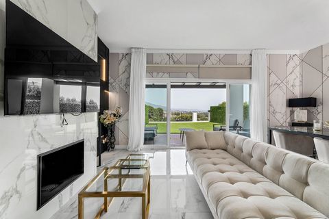 Ubicado en la exclusiva comunidad de Paraiso Pueblo, este elegante apartamento en planta baja combina un diseño moderno con comodidad. La propiedad ha sido cuidadosamente renovada, con una paleta de colores en negro y dorado, suelos de mármol elegant...