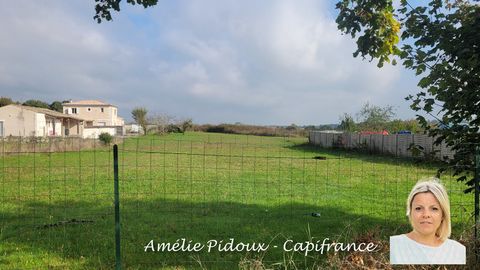 Proche 4 voies, dans un village calme, ce terrain à bâtir de 996 m2 viabilisé et clos vous offrira un cadre paisible et agréable. Ecole au coeur du village, commerces et pôle médical à seulement quelques minutes. A 25 min de La Rochelle, Niort et de ...