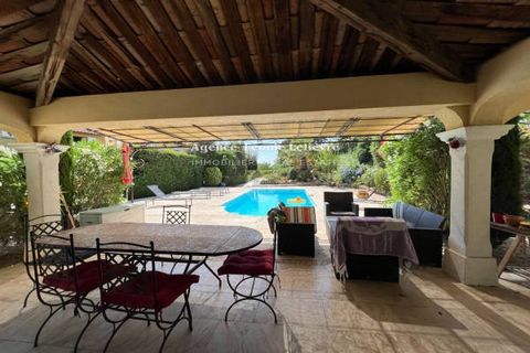 In a small residence at approximately 1km500 from the center and the beaches villa of 105 m² entirely on one level located on a flat plot of 976m². It includes an entrance leading to 3 bedrooms, 2 bathrooms and a toilet. A large living room with open...