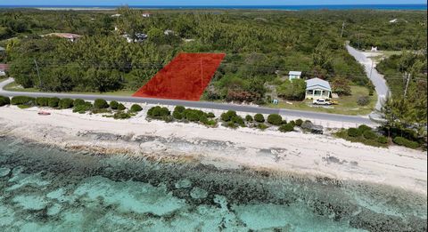 Ein 12.000+ Quadratfuß großes, erhöhtes Strandgrundstück mit einer 65 Fuß langen Fassade am Queen's Highway in James Cistern, Eleuthera. Dieses Grundstück in offenen Zonen bietet endloses Potenzial für ein Haus am Strand, ein Geschäft oder eine gemis...