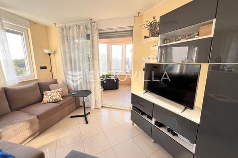 Pula, Valdebek; for sale: a comfortable and sunny four-room apartment of 74 m2 located in an excellent building in a quiet location. It is located on the first floor of a residential building. The apartment consists of an entrance hall, three bedroom...