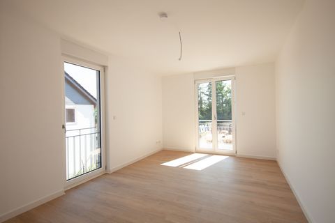 Die Wohnung befindet sich im Erstbezug und bietet modernen Wohnkomfort auf hohem Niveau. Der Fliesenboden verleiht allen Räumen eine elegante und pflegeleichte Atmosphäre. Das Bad ist mit einer Dusche ausgestattet. Zusätzlich gibt es zwei Balkone, we...