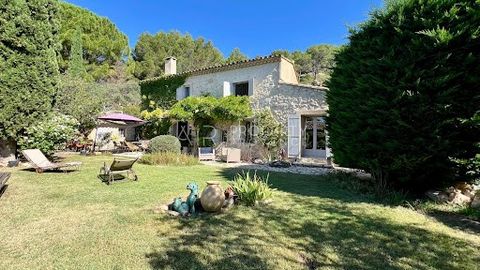 AIR Property Provence is pleased to present this charming Mas in Mérindol. Nestling in the heart of the Luberon, this stone farmhouse of around 140 m² with 800 m² of garden opens its doors to you. With 6 rooms spread over 4 bedrooms and 2 shower room...