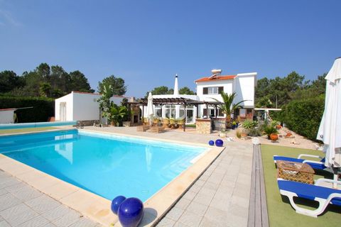 Es ist uns eine große Freude, hier bei O&O Portugal den anspruchsvollsten Käufern eine Villa an der wunderschönen Westküste der Algarve anzubieten, die die jetzigen Eigentümer mit viel Flair, Eleganz, Fantasie und Weitblick angepasst, gestylt und mod...