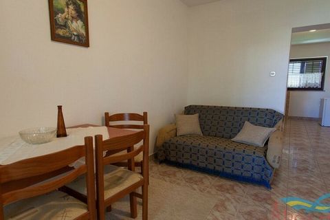 Die Ferienwohnung Oreskovic befindet sich in Vantacici, einen kleinen ruhigen Ort neben Malinska, das ideal für Sie ist falls Sie einen richtig entspannten Urlaub ohne Lärm und Stress verbringen wollen. Die Ferienwohnung ist schön eingerichtet und be...