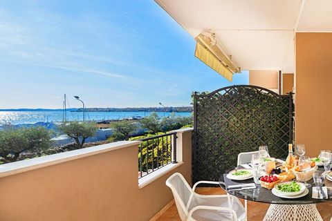 This beautiful three-room apartment directly on the lake with pool and views of Porto Dusano is located in a great holiday accommodation and has Wi-Fi connection! The air conditioning provides additional comfort throughout the summer. The wide privat...