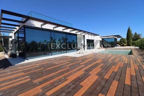 Vous êtes à la recherche d'une expérience de vie luxueuse dans la région de l'Algarve, au Portugal ? Ne cherchez pas plus loin que le dernier développement de Carvoeiro, une étonnante villa contemporaine avec de superbes vues sur l'océan. Cette villa...