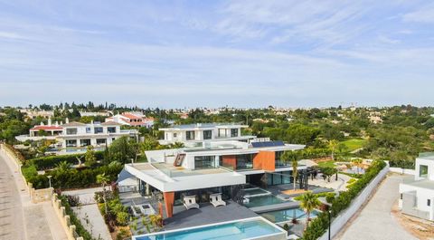 En arrivant à cette propriété par les portes conçues sur mesure, par une longue allée de calçada, menant à l'entrée de la propriété, conçue avec un dispositif d'eau entourant l'entrée principale. Cette villa contemporaine se distingue par son design ...