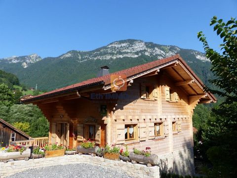 Dit vrijstaande chalet ligt in een pittoresk dorpje in het Aravis-massief, dicht bij Le Grand-Bornand en La Clusaz, en biedt een prachtig uitzicht op de majestueuze omliggende bergen. Door de combinatie van hoogwaardige materialen, een nette inrichti...