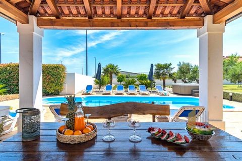 The beautiful villa, located in picturesque Kaštela, is in an ideal location - only 5 km from historic Trogir, 15 km from Split and 2 km from Split Airport. It covers an impressive 333 m² of living space, spread over two floors, while the total area ...