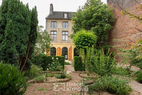 Het is in het hart van het land van de Zeven Valleien in Hesdin, dat dit herenhuis, gebouwd in 1750, trots de charme en pracht van zijn tijd toont, open haarden, parketvloeren, balken, houtwerk, kroonlijsten en rozetten. Dit luxe gebouw, geklasseerd ...