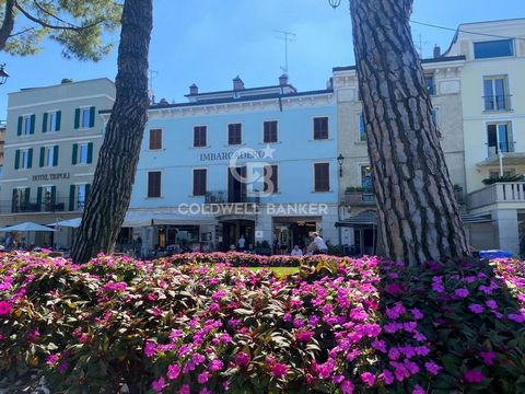 Gewerbefläche mit großem Fenster in Desenzano del Garda zu verkaufen Ausgezeichnete Investition Wir bieten zum Verkauf eine Gewerbefläche von ca. 50 m2 an der prestigeträchtigen Piazza Matteotti, dem pulsierenden Herzen von Desenzano del Garda. Das R...