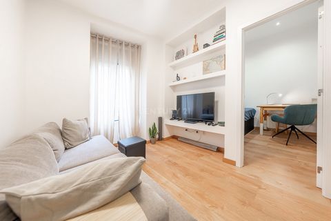 Dit charmante appartement met 2 slaapkamers, minder dan 2 jaar geleden gerenoveerd, is gelegen op een hoge begane grond met een eigen patio en biedt een ideale ruimte voor diegenen die waarde hechten aan het buitenleven in het centrum van Lissabon. G...