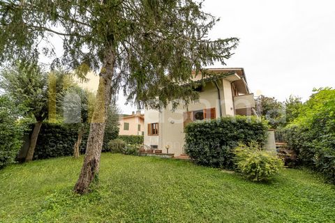 A pochi kilometri da Grosseto, nella frazione di Braccagni, troviamo questa splendida villa su tre livelli. La proprietà offre ampi spazi interni ed esterni. La superficie interna è di 227 mq e il giardino che circonda l’immobile si estende per 350 m...