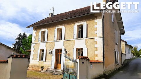 A32529JJE16 - Très élégante propriété de village avec dépendances et grand jardin arboré. Cette propriété offre une entrée avec une cheminée qui mène à la cuisine et au salon et salle à manger, il y a aussi une toilette au rez-de-chaussée. A l'étage,...