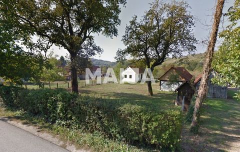 Vlakke configuratie grond te koop in Donja Batina, stad Zlatar. Van de totale oppervlakte van 6.676 m² in de bouw woon- en bedrijfszone is 1820 m², is het mogelijk om een gebouw tot 500 m² te bouwen. Het resterende deel van 4.856 m² behoort tot het b...