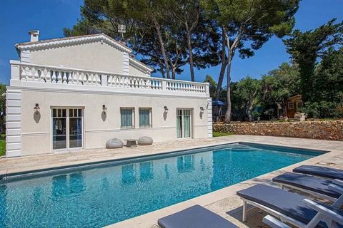 Schöne Villa auf zwei Ebenen, komplett renoviert im Jahr 2020, in Cap d'Antibes gelegen, nur 10 Gehminuten vom Strand Garoupe entfernt. Die 260 m2 große Villa besteht aus einem großen Wohnzimmer mit einem Esszimmer, das sich auf eine Terrasse mit Mee...