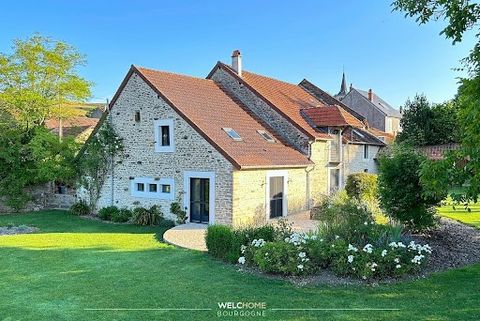 Située dans un agréable petit hameau, La Maison Séraphine, superbe propriété en pierre rénovée dans un esprit sobre et épuré, propose des volumes exceptionnels. D’une surface de 300 m2 habitables, elle comprend au RDC, une entrée, une cuisine de 53 m...