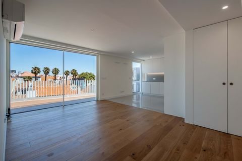 Este moderno T2 oferece a oportunidade de desfrutar de um café ao ar livre, com vista para os telhados de Cascais e uma vista parcial do mar a partir da sua ampla varanda. Esta residência é uma das quatro unidades exclusivas situadas no coração da vi...