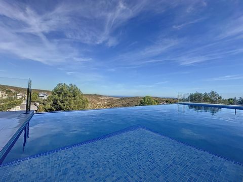 Sind Sie auf der Suche nach einem Traumhaus an der Costa Blanca? Wir präsentieren diese prächtige Villa zum Verkauf, die sich in der exklusiven Wohngegend von Adelfas in der prestigeträchtigen Urbanisation Cumbre del Sol befindet, zwischen den charma...