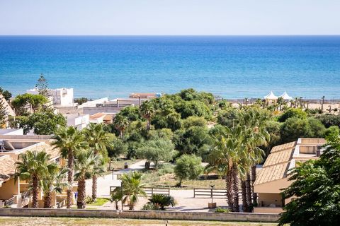 Gli appartamenti si trovano sulla costa sud-occidentale della Sicilia nella piccola località balneare di Triscina di Selinunte, 15 km a sud di Castelvetrano. Si abita all'interno del residence in un bilocale, a seconda della tipologia, da 15 a 250 m ...