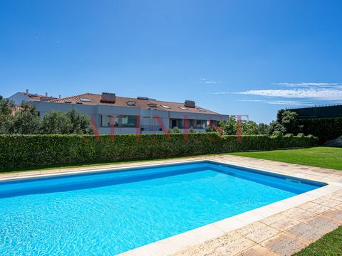 Appartement de 3 chambres inséré dans une communauté fermée avec un coffre spacieux pour 1 voiture. Près de la plage de S. Pedro do Estoril, cet appartement dispose des chambres suivantes : Salon 25 m2 avec balcon de 9.5m2 Cuisine entièrement équipée...