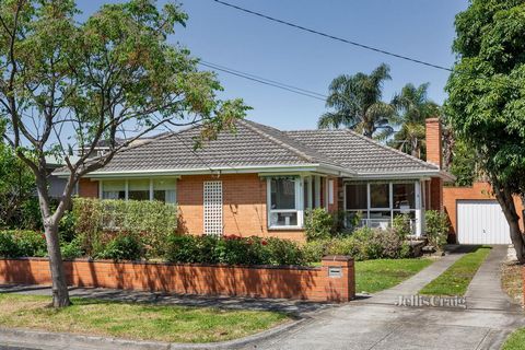 Modernizada para torná-la atraente a curto e médio prazo, esta casa de tijolos leve e espaçosa de três quartos está disposta a prosperar com novas ideias neste considerável 588 m² aprox. Uma base familiar confortável com uma planta baixa fluida, este...