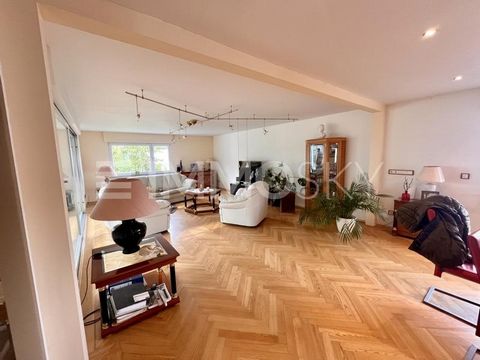 Geklasseerde handelsruimte met woongebouw, sauna en zwembad in Mainhausen! De woning bestaat uit een commerciële ruimte met een totale oppervlakte van 560 m² en een woongebouw met een luxe inrichting. De commerciële ruimte is ideaal voor verschillend...