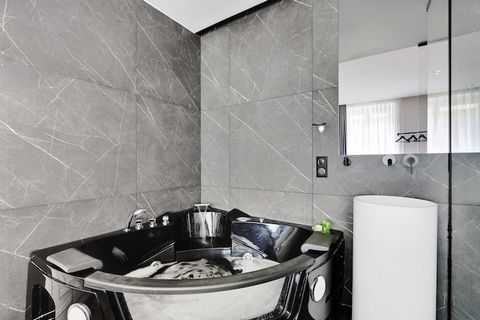 Découvrez cette chambre privative de 25 m² avec jacuzzi, au cœur du quartier animé des Halles. Élégamment aménagée, elle offre un confort moderne à deux pas de la Tour Saint-Jacques. Profitez d'une situation idéale, alliant charme historique et vie c...